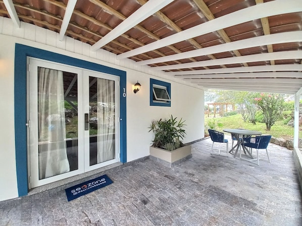 Apartment | Outdoor dining - Beachfront Condominium in Morro das Pedras - Ftss (Florianópolis)