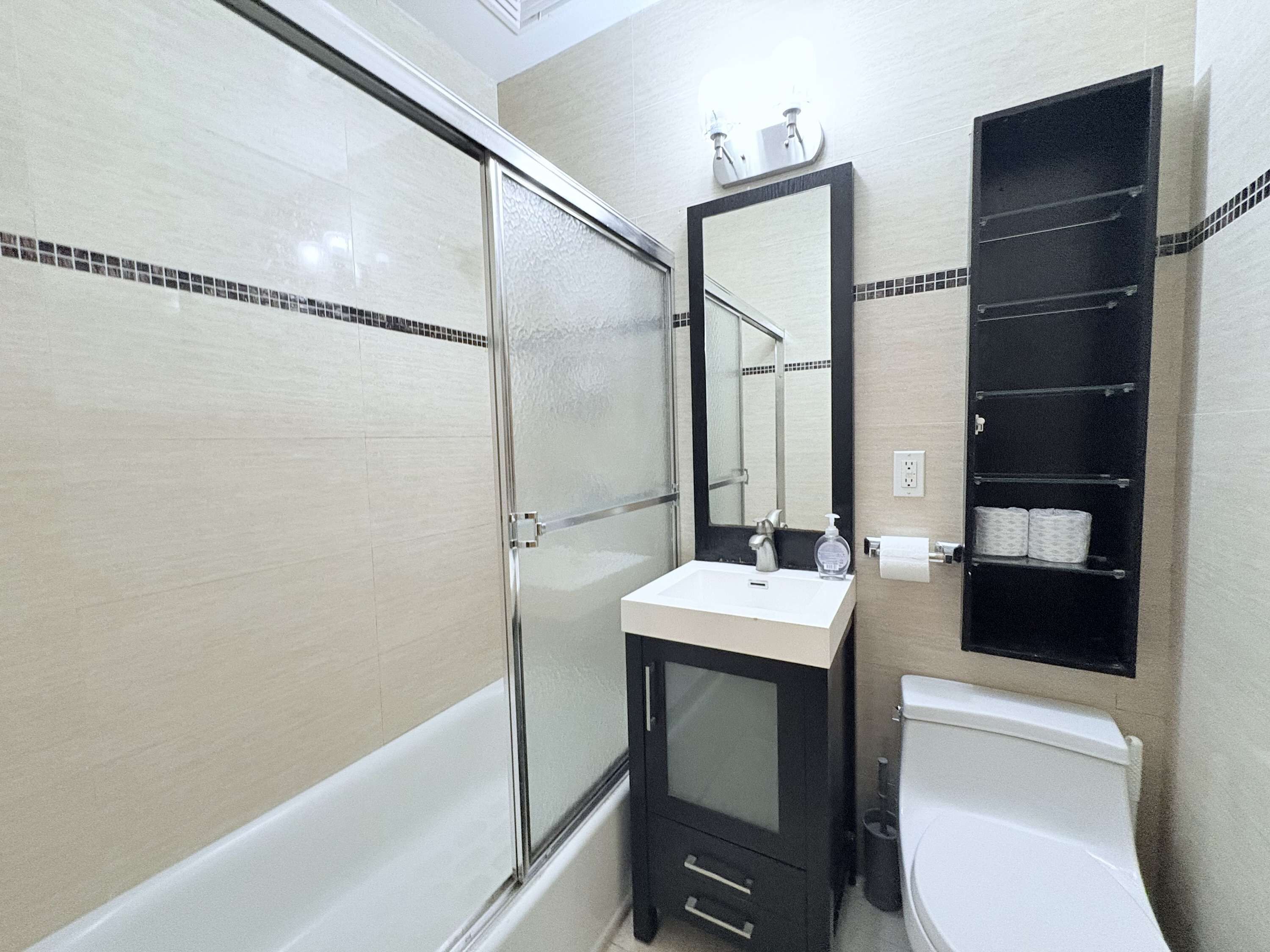 Haartrockner, Handtücher, Seife, Toilettenpapier