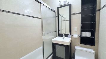 Haartrockner, Handtücher, Seife, Toilettenpapier