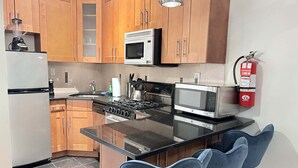 Fridge, microwave, stovetop, dishwasher - 4 Beds Suite: Empire State Building (New York)