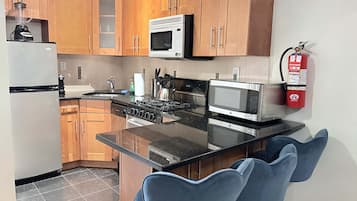 Kylskåp, mikrovågsugn, spishäll och diskmaskin