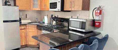 Réfrigérateur, micro-ondes, plaque de cuisson, lave-vaisselle