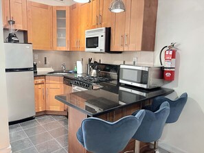 Fridge, microwave, stovetop, dishwasher - 4 Beds Suite: Empire State Building (New York)