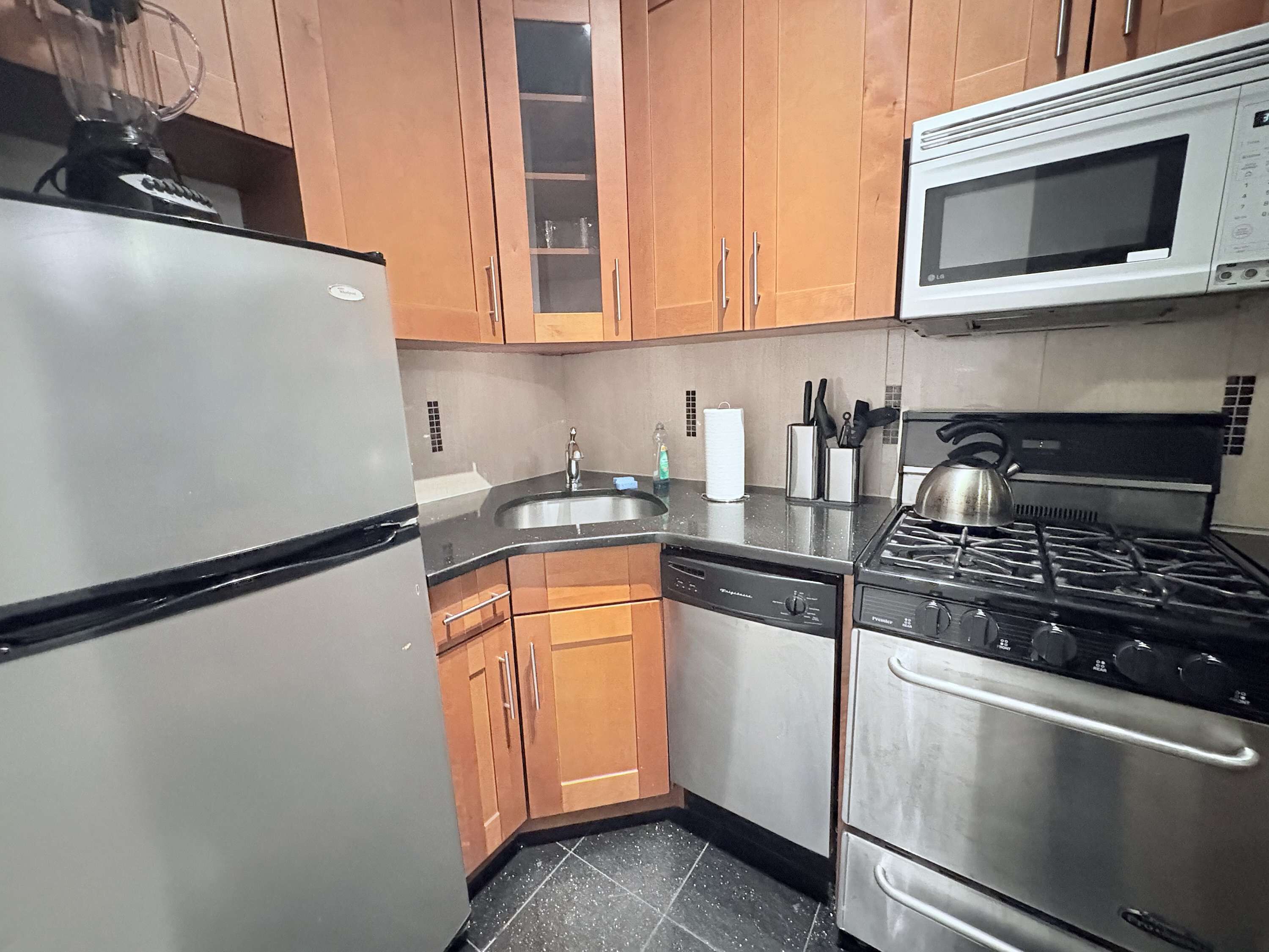 Kylskåp, mikrovågsugn, spishäll och diskmaskin