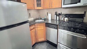 Fridge, microwave, stovetop, dishwasher - 4 Beds Suite: Empire State Building (New York)