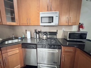 Fridge, microwave, stovetop, dishwasher - 4 Beds Suite: Empire State Building (New York)