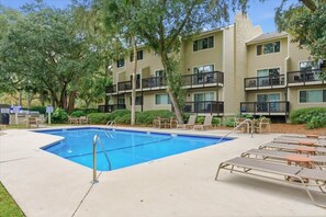 Pool - Cozy Coastal Retreat - Walk to Beach & Pool (Hilton Head Island)