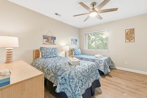 2 bedrooms, iron/ironing board, travel cot, WiFi - Cozy Coastal Retreat - Walk to Beach & Pool (Hilton Head Island)