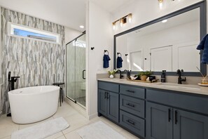Shower, hair dryer, towels - Above the Trees | Hot Tub & On MTB Trail (Bentonville)