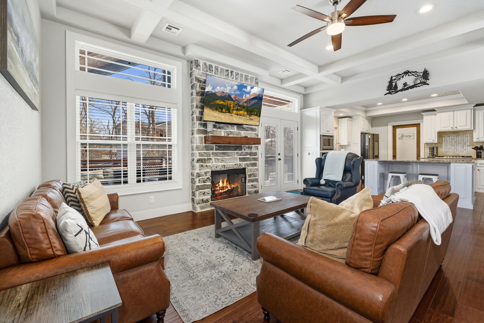 Fernseher, Kamin, Arbeitsbereiche