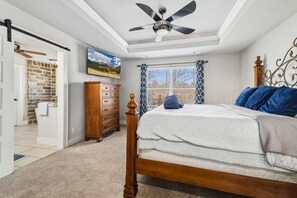 Iron/ironing board, travel cot, WiFi, bed sheets - Tristan Trail House-ON MTB Trail-Hot Tub-Gameroom (Bentonville)