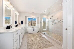 Shower, hair dryer, towels - Almand House-ON MTB Trail-Hot Tub-Epic Gameroom (Bentonville)