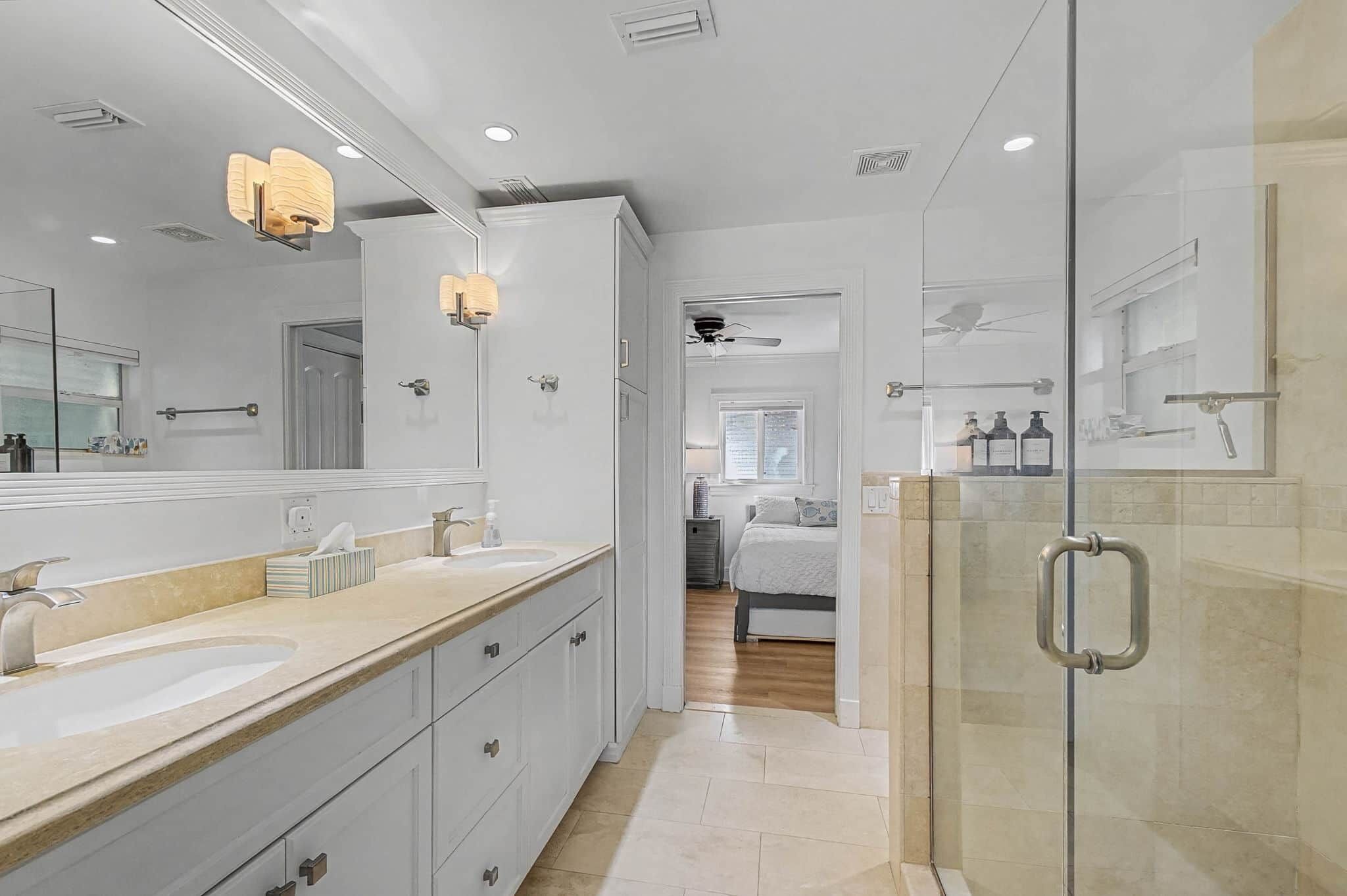 Dusch, hårtork, handdukar och tvål