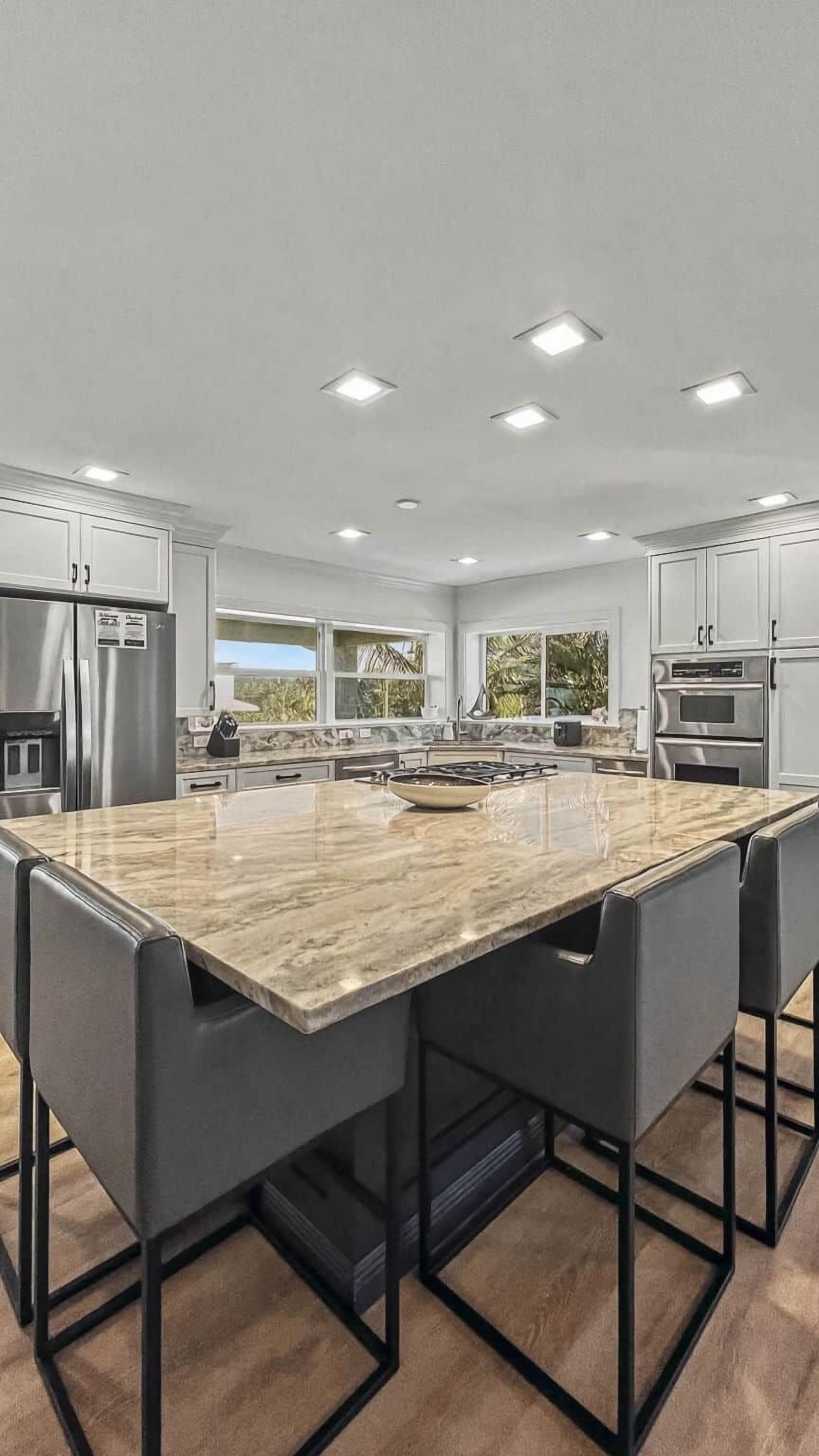 Kylskåp, mikrovågsugn, ugn och spishäll