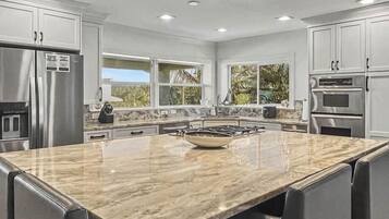 Kylskåp, mikrovågsugn, ugn och spishäll