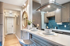 Fridge, microwave, oven, stovetop - World Cup 2026 | 1B Downtown+ Light Rail+ Views (Seattle)