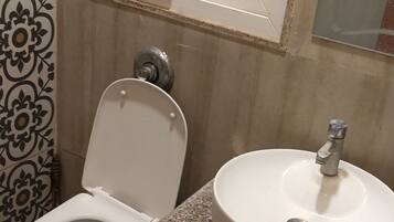 Douche, serviettes fournies, savon