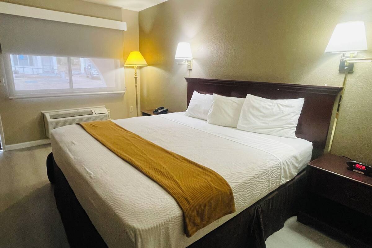 Single Room, 1 King Bed, Non Smoking, Air conditioning | Free WiFi