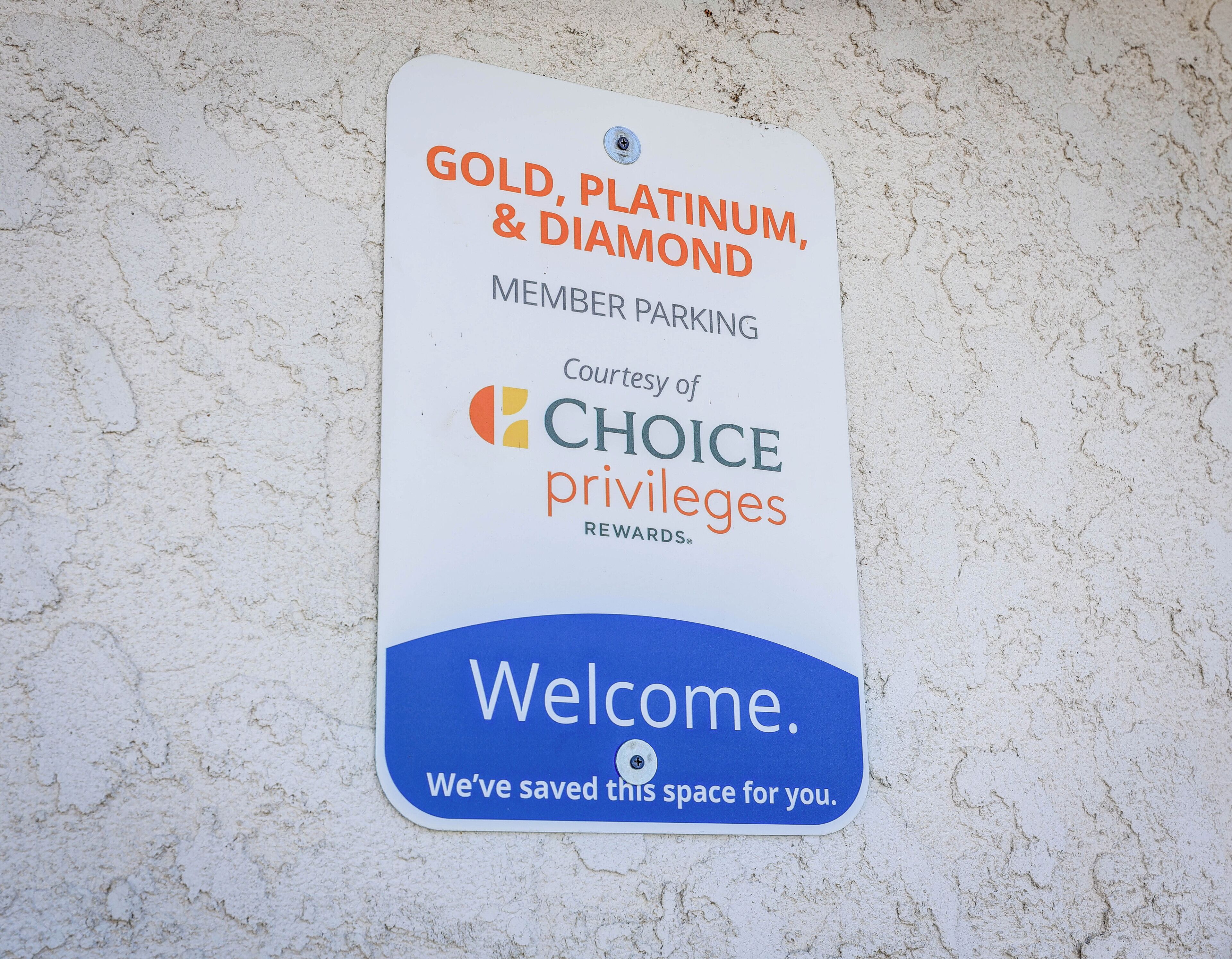 A sign indicating member parking privileges for Gold, Platinum, and Diamond members courtesy of Choice Privileges Rewards.