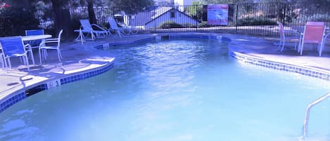 Een seizoensgebonden buitenzwembad