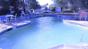 Seasonal outdoor pool - Rodeway Inn Jackson - Martell (Jackson)