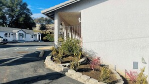 Property grounds - Rodeway Inn (Jackson)