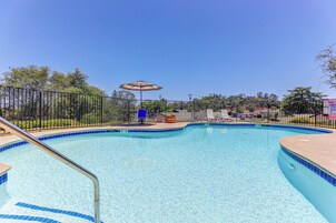 Una piscina al aire libre de temporada