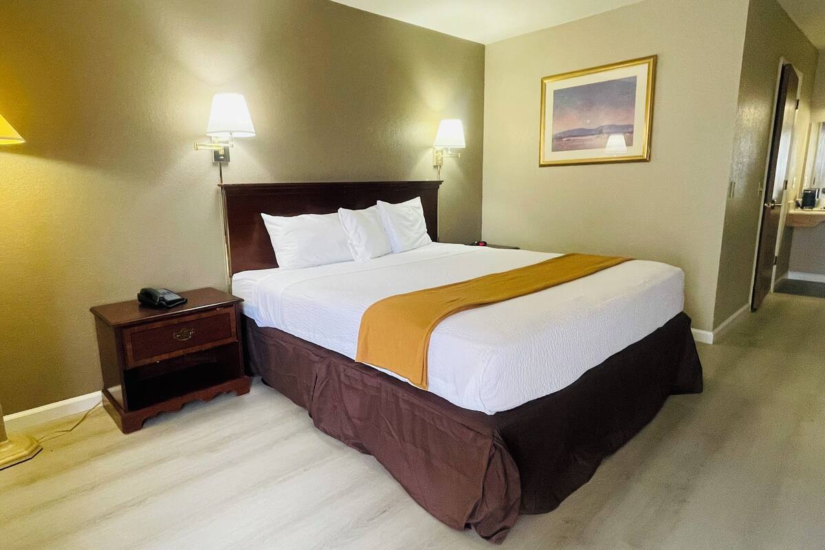 Single Room, 1 Queen Bed, Non Smoking, Air conditioning | Free WiFi