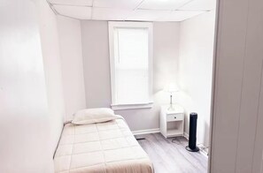 Een bureau, gratis wifi, beddengoed