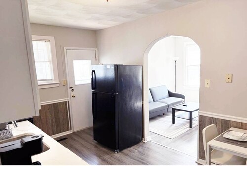 Quiet apt in Creekside, 10 min from downtown Indiana