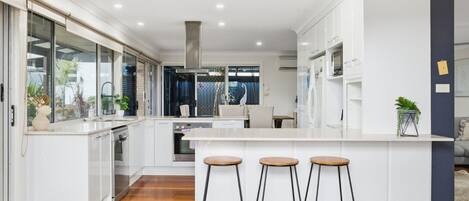 Kjøleskap, mikrobølgeovn, ovn og oppvaskmaskin