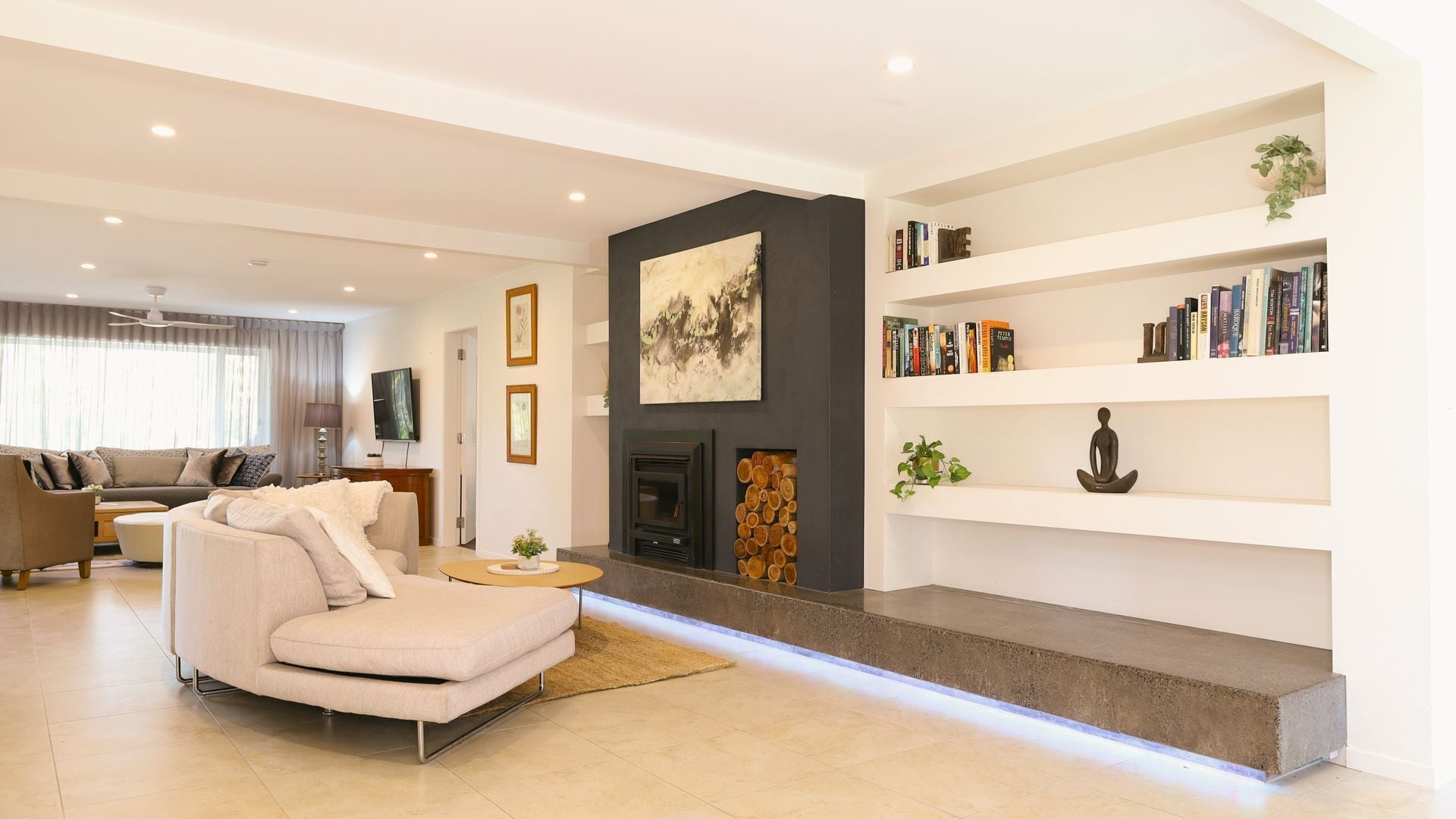 Télévision, cheminée