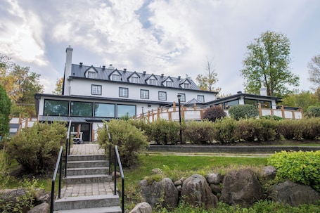 Exterior. Auberge Willow Inn