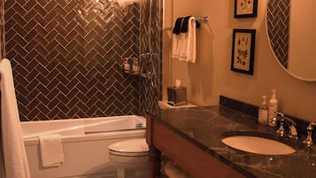 Classic Room, Garden View | Bathroom | Combined shower/bathtub, free toiletries, hair dryer, bathrobes