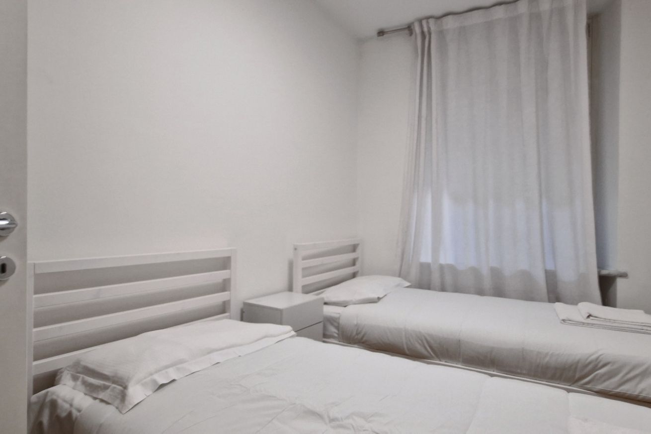 2 habitaciones y tabla de planchar con plancha 