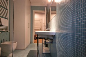 Shower, bidet, towels