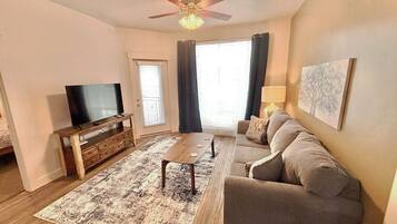 Deluxe Apartment, 2 Bedrooms, Pets Allowed | Living area