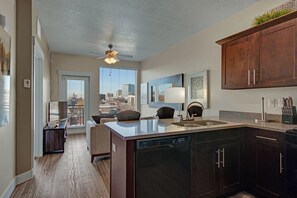 Deluxe Condo, 2 Bedrooms, Kitchen | Bahagian dalam