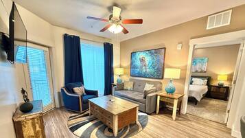 Condo Deluxe, 2 phòng ngủ, bếp | Khu phòng khách