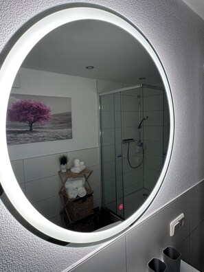 Shower, hair dryer, towels, soap - Haus Martha - Top modern apartment in the countryside in the beautiful Westerwald (Willingen)