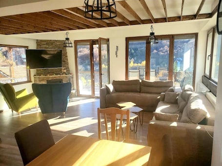 Smart TV. Spacious 4-bedroom villa in marvelous Mavrovo with AC