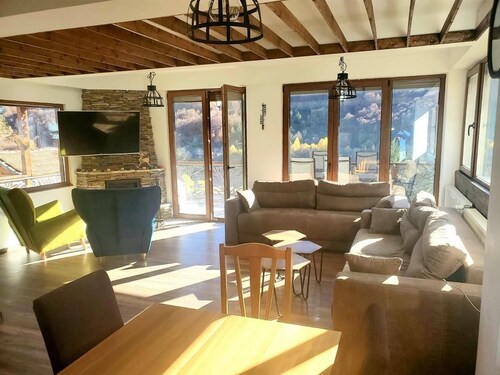 Spacious 4-bedroom villa in marvelous Mavrovo with AC