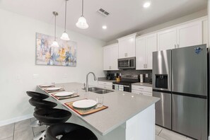 Geladeira, micro-ondas, fogão, cooktop