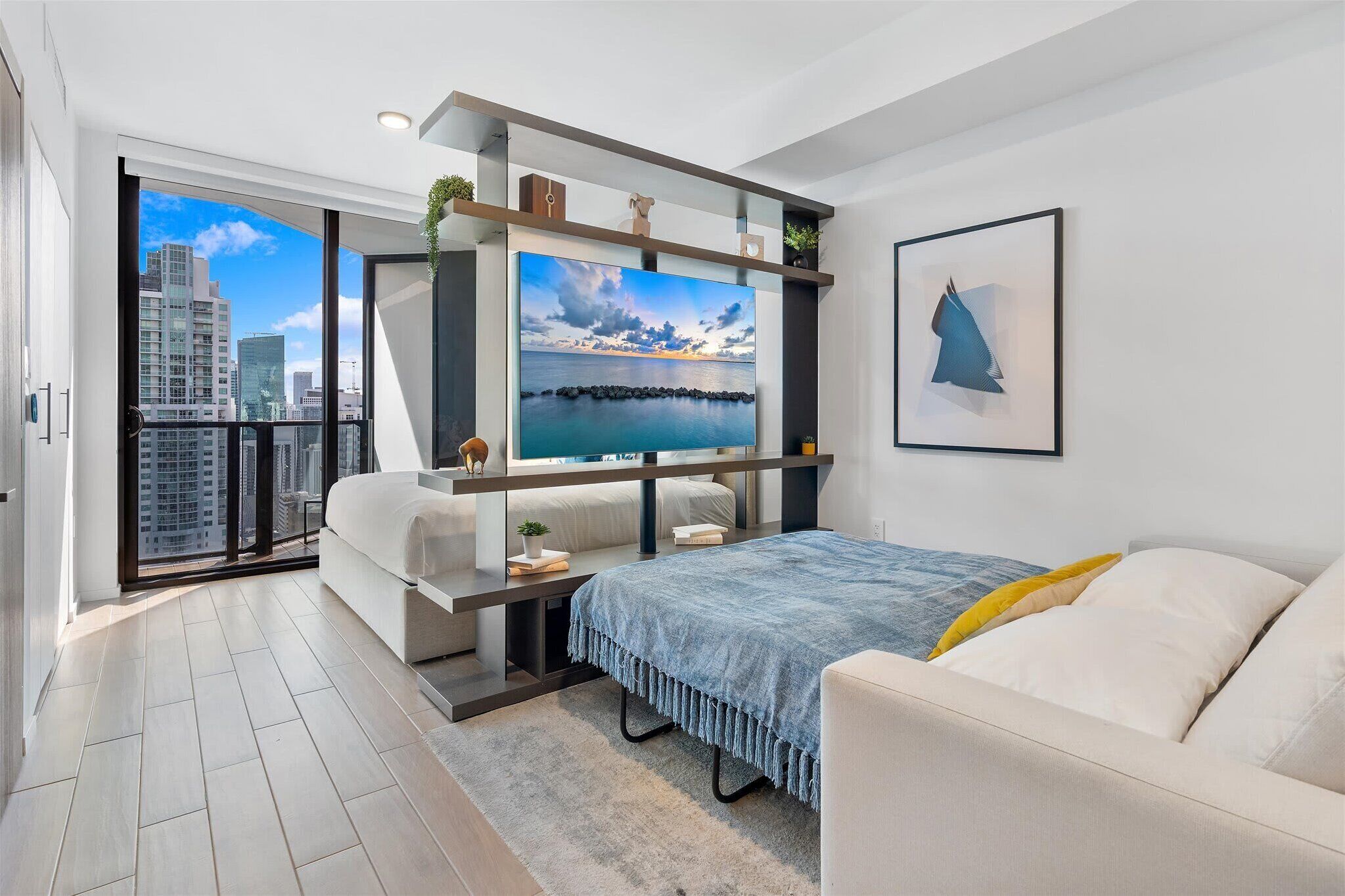 Tabla de planchar con plancha, wifi y ropa de cama 