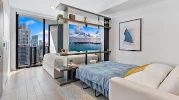 Tabla de planchar con plancha, wifi y ropa de cama