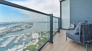 A balcony with a view of a marina and cityscape. - Bright Corner 2 Bed Apartment Downtown (Miami)