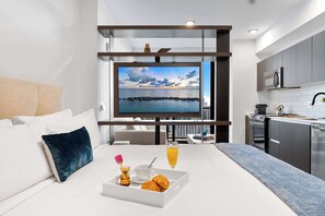 1 bedroom, iron/ironing board, WiFi, bed sheets - Pivoting View Studio | Balcony & Bay Views (Miami)
