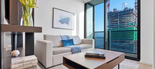 TV, offices - Pivoting View Studio | Balcony & Bay Views (Miami)