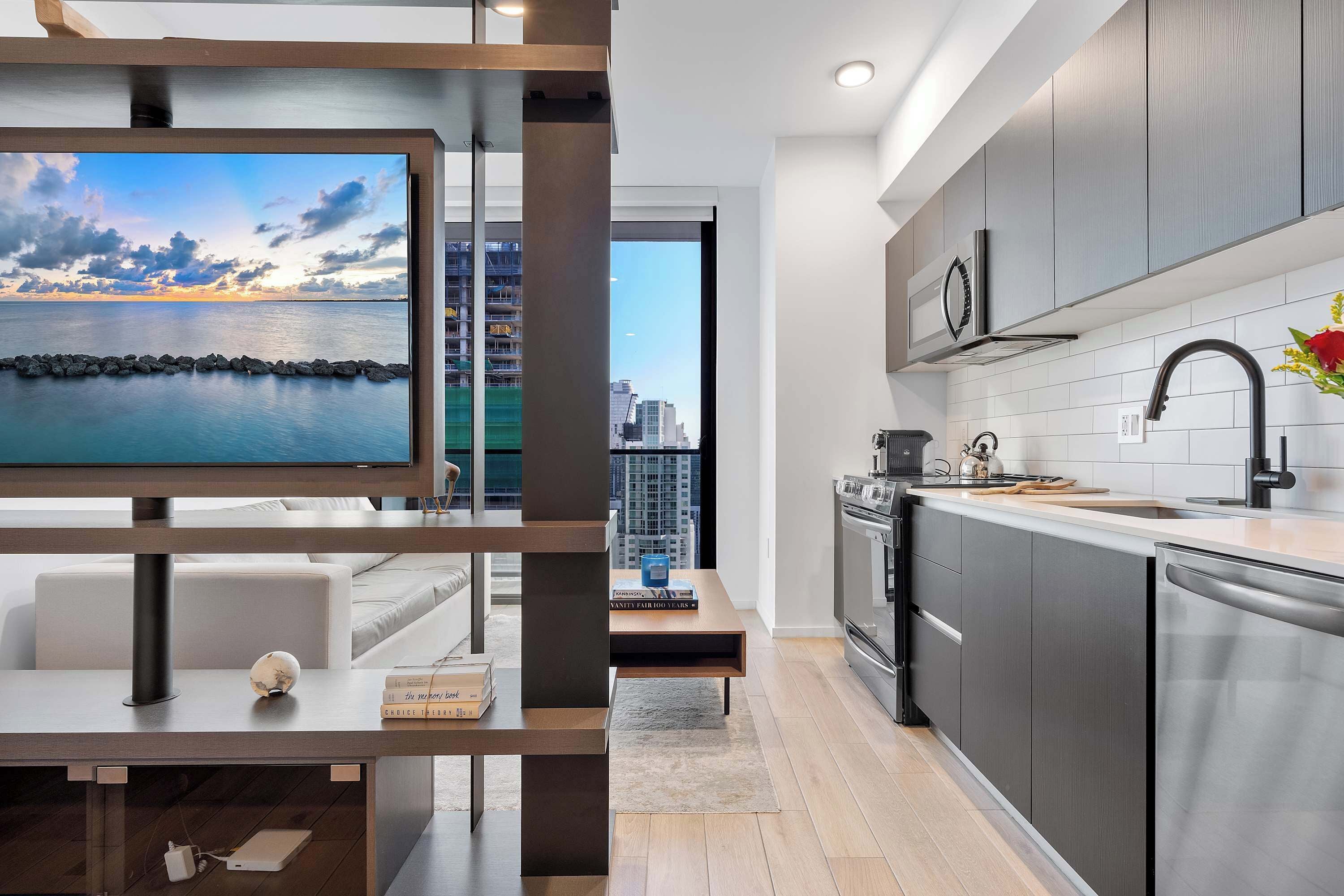 Réfrigérateur, micro-ondes, four, plaque de cuisson