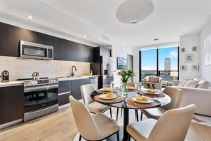 Fridge, microwave, oven, stovetop - Modern 3BR/3BA | Walk to Bayfront & Kaseya (Miami)